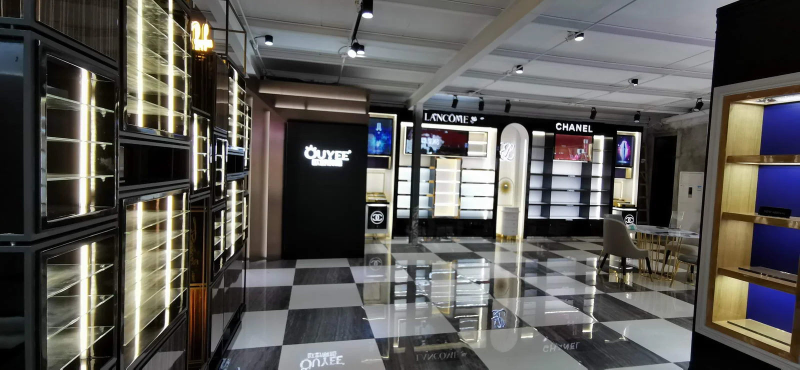 Explore the Display Showroom · view 3