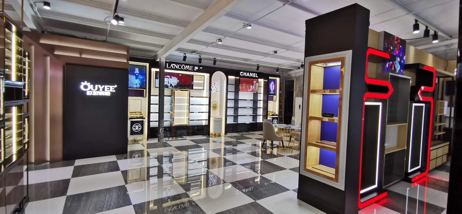 Explore the Display Showroom · view 4