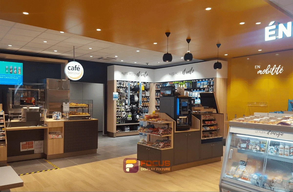 Store 33 — Compact foodservice store, interior view 4