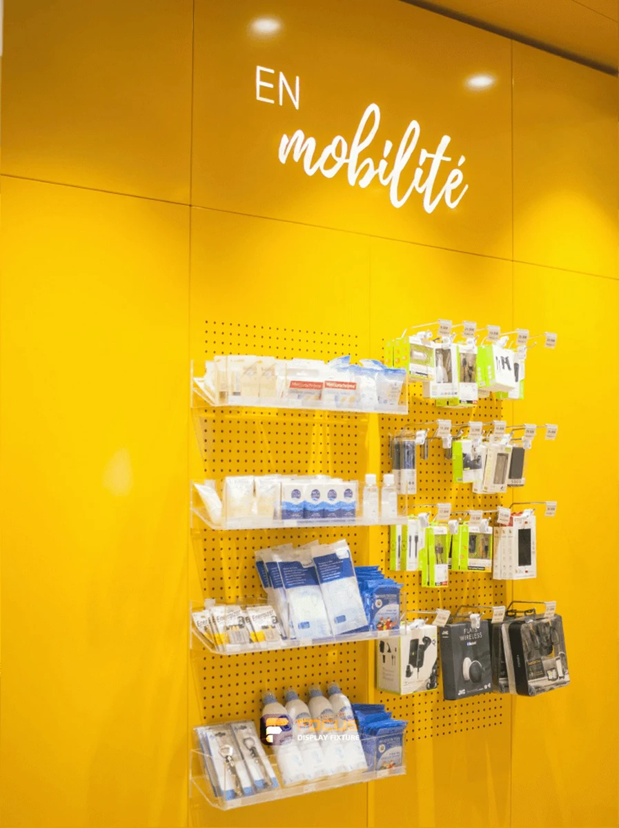 Store 33 — Compact foodservice store, interior view 7