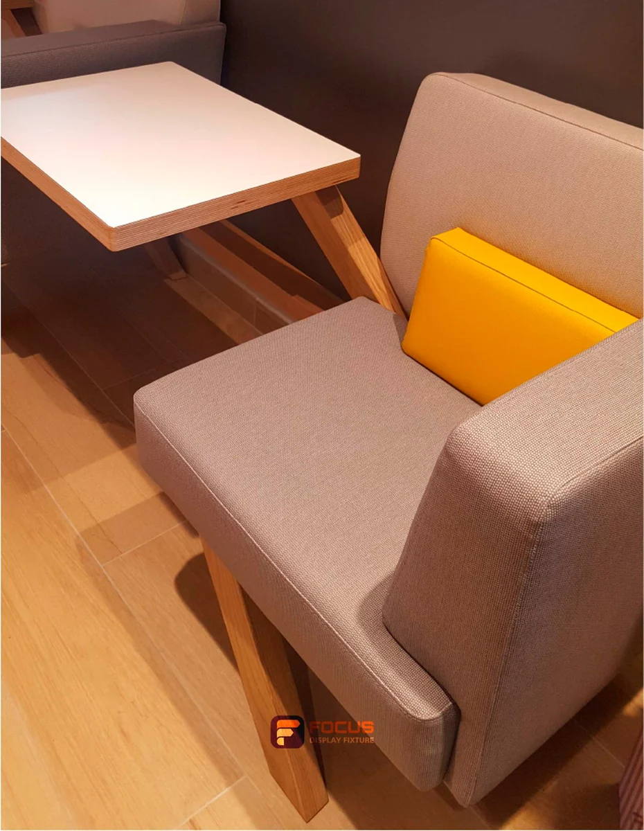Store 33 — Compact foodservice store, interior view 10